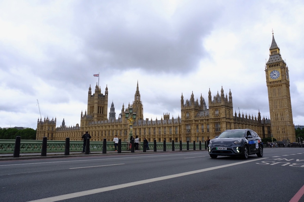 英國取消家用電力增值稅以將低電動車充電成本，卻凸顯公共充電才是下一場產業競爭
